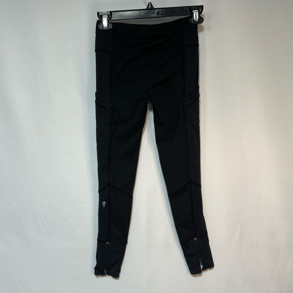 Lululemon Ivivva girls leggings. Black with reflective detail. Quilted. Size 10